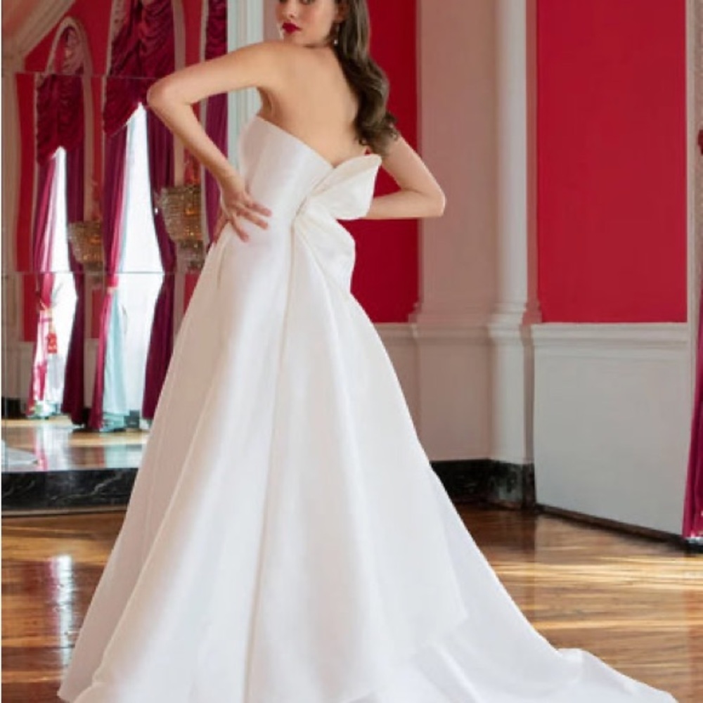 Elegant Strapless White Gown – Amsale Nouvelle Pina